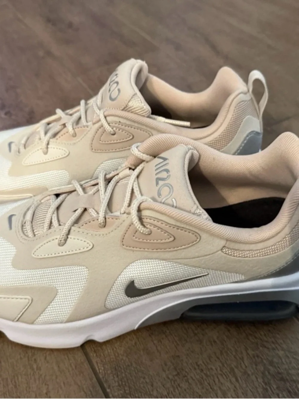 Nike Women’s Air Max 200 Neutral Tan White Running Shoe Wmn’s Sz 12 = 10.5 Men’s